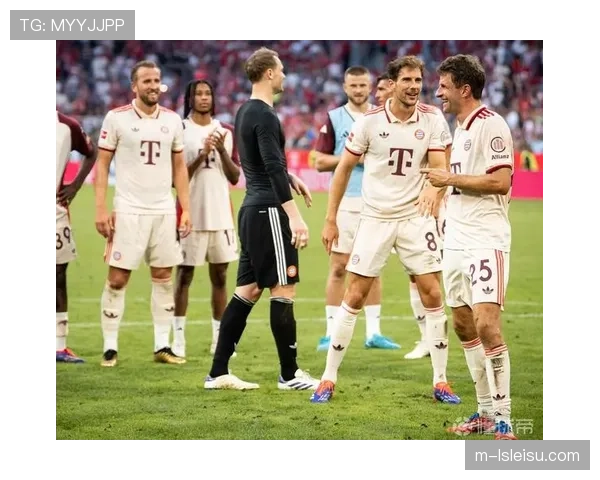 镜头记录：凯恩打入赛季第30球后与穆夏拉庆祝