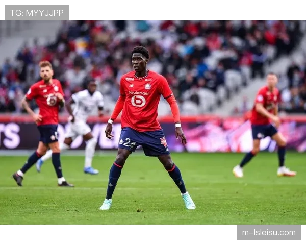 特写:洛里昂老门将扑点后怒吼,激励队友保持高位防线